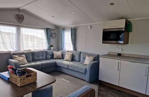 Weymouth House | Family and pet friendly caravan with panoramic sea views of Chesil Beach.