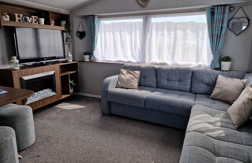 Weymouth House | Family and pet friendly caravan with panoramic sea views of Chesil Beach.