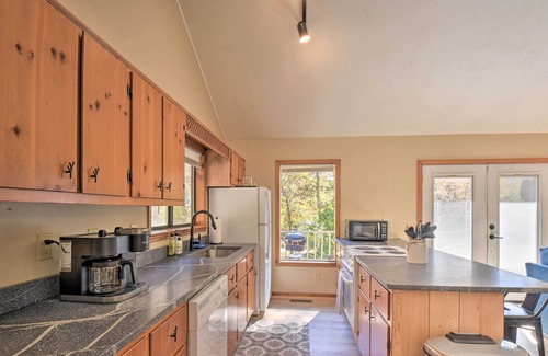 Rabun Gap Cabin | Family Cabin Near Hiking w/ On-Site Pond & Deck!