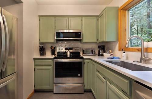 Glacier Cabin | Family Cabin on Quiet Cul-de-Sac with Hot Tub and Cedar Sauna near Mt Baker