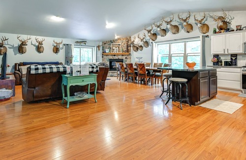 Wisconsin Dells Cabin | Family Cabin w/Hot Tub: 10 Mi to The Dells!