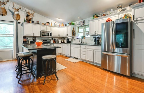 Wisconsin Dells Cabin | Family Cabin w/Hot Tub: 10 Mi to The Dells!