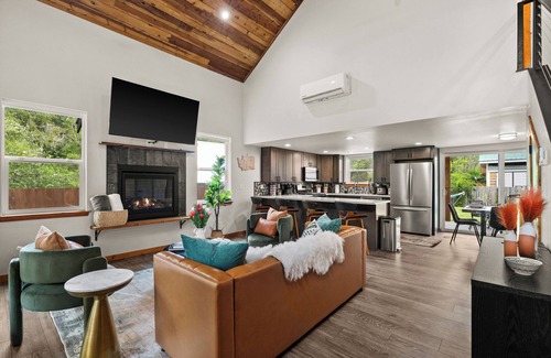Paradise Estates Cabin | Family Cabin: WiFi-Hot Tub-Game Room-Guest Suite