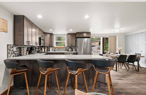 Paradise Estates Cabin | Family Cabin: WiFi-Hot Tub-Game Room-Guest Suite
