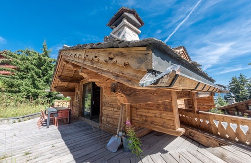 Courchevel Ski Chalet | Family Chalet with Spa in Courchevel 1850 – Ski-In/Ski-Out, Fireplace, Concierge Services