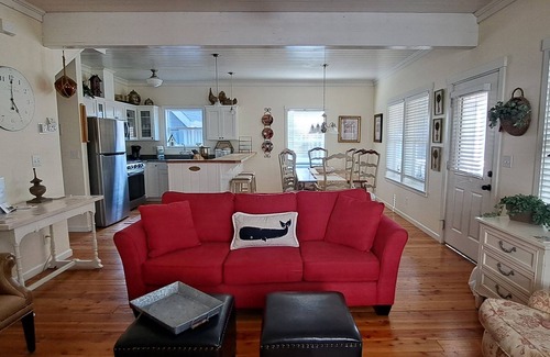 Lincoln Beach Cottage | Family Cottage | 2 Masters | Kings | HotTub | Pets
