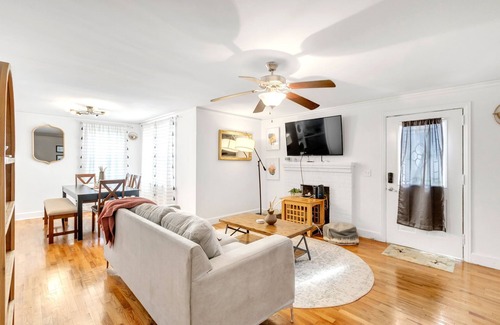 Spartanburg House | Family cottage near City and Fun. Vast fenced yard for pet and children