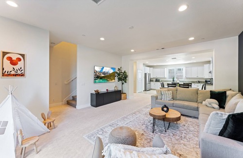Santa Ana House | Family Disney Getaway - 4 bed 4 bath/w Pool - Sleeps up to 12!