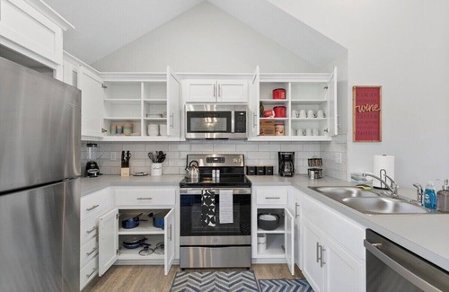 Claycomo House | Family Favorite Sleeps 8 4BR Wifi|Parking