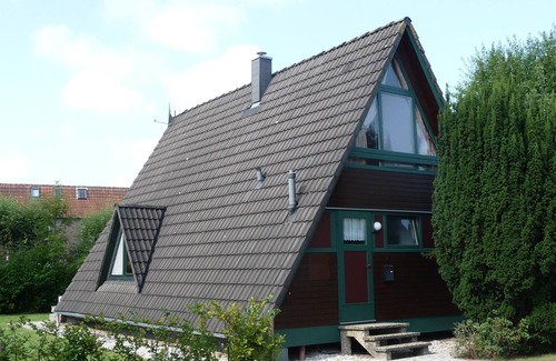 Nordseebad Burhave House | Family-friendly holiday house with large garden and great features
