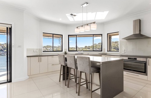 Caringbah South House | Family-Friendly House with Pool and BBQ Area
