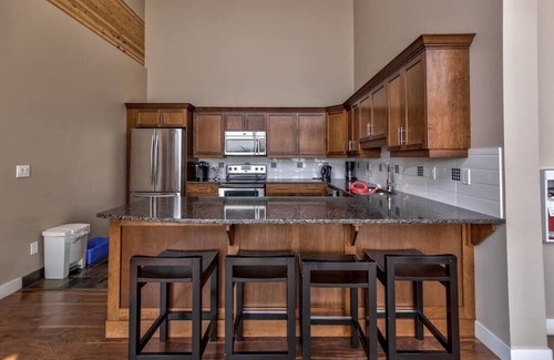 Central Okanagan Apartment | Family-friendly condo/AC/pool/Hot tub/winery/lake view
