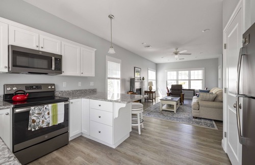 Arundel Cottage | Family friendly 2 bed, 2 bath home in gated community with pool & gym