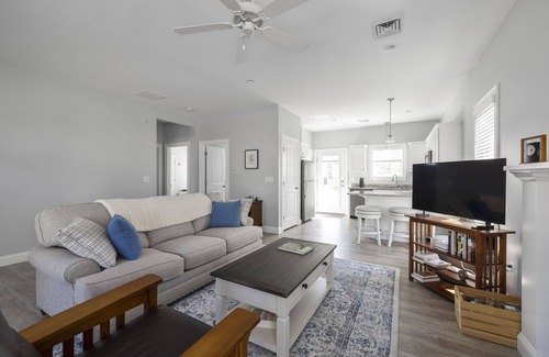 Arundel Cottage | Family friendly 2 bed, 2 bath home in gated community with pool & gym