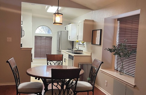 San Antonio House | Family-Friendly 2Bedroom/2Bathroom Getaway Close to Theme Parks, UTSA, & Dining.