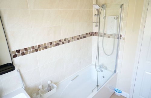 Mapperley Villa | Family-Friendly 2BR Home Ideal for Hospital Stays & Business