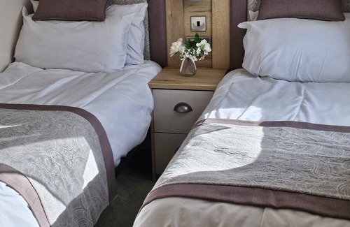 Heacham Cabin | Family Friendly 3 Bedroom Caravan Pets go Free