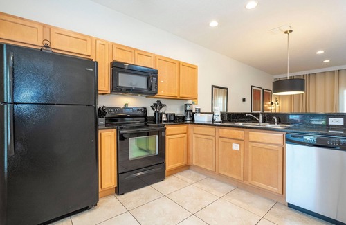 Sunset Lakes House | Family-Friendly 3BR Townhome near Disney! — Pool, BBQ & Encantada Resort