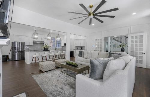 Montgomery House | Family-Friendly 5BR | Sleeps 15 | 3 mins Downtown!