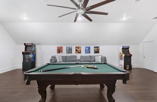 Montgomery House | Family-Friendly 5BR | Sleeps 15 | 3 mins Downtown!