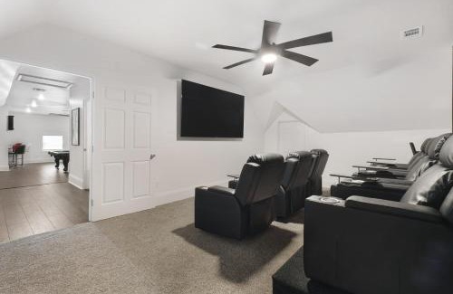 Montgomery House | Family-Friendly 5BR | Sleeps 15 | 3 mins Downtown!