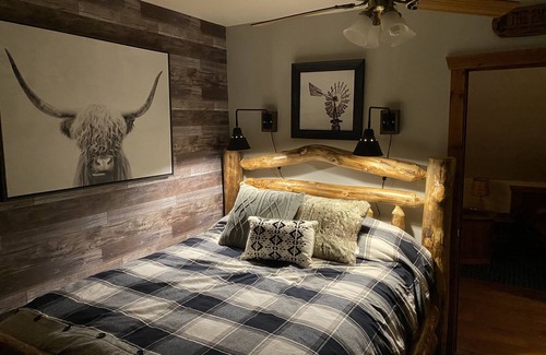 Bland Cabin | 🌞Family Friendly 6 Bedroom Lodge.Restored Barn140 acres 3 Lakes.Miles of Trails!