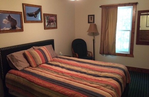 Bland Cabin | 🌞Family Friendly 6 Bedroom Lodge.Restored Barn140 acres 3 Lakes.Miles of Trails!
