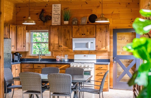Dundee Cabin | Family Friendly Barndominium in Amish Country (Sleeps 8)