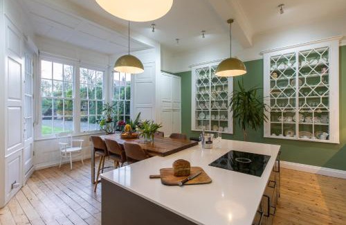 Hunmanby House | Family friendly, big beautiful 17th Century house