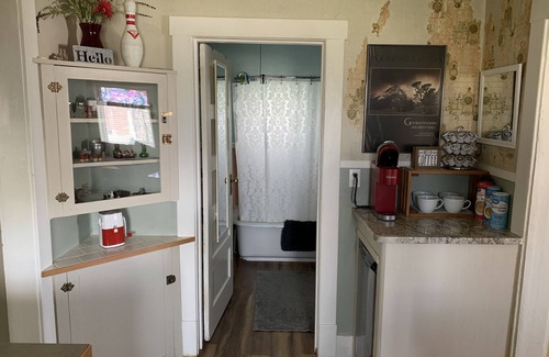 Cody House | Family-friendly bungalow in downtown Cody! Also corporate monthly rental rates