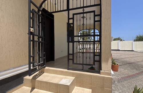 Dar es Salaam Apartment | Family friendly Charming 2-bedroom apartment with AC, WiFi in Dar es Salaam