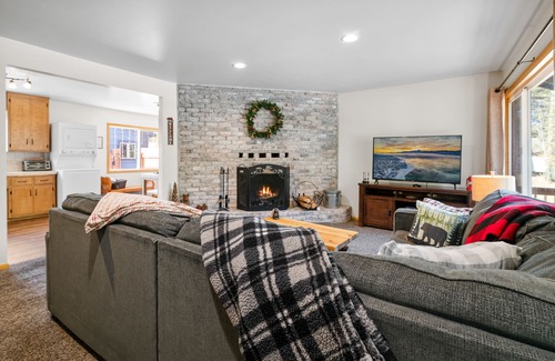 Moonridge Ski Chalet | Family Friendly/Couples Retreat/Cozy Chalet/Fenced Patio/Ski Slope View/Fire Pit