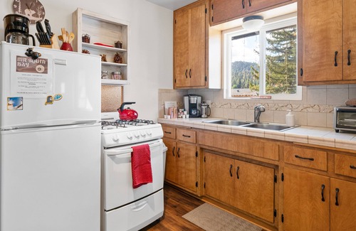 Moonridge Ski Chalet | Family Friendly/Couples Retreat/Cozy Chalet/Fenced Patio/Ski Slope View/Fire Pit