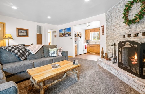 Moonridge Ski Chalet | Family Friendly/Couples Retreat/Cozy Chalet/Fenced Patio/Ski Slope View/Fire Pit