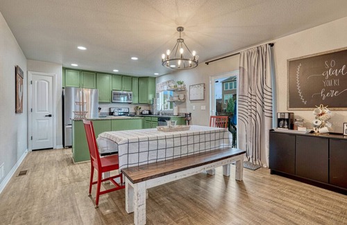 Monument House | Family Friendly Charming +Clean 5 Bedroom House,