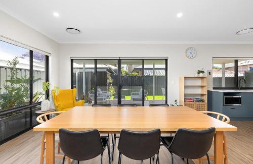 Carlisle House | Family Friendly Close 2 Airport, Optus, Crown & City