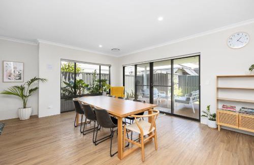 Carlisle House | Family Friendly Close 2 Airport, Optus, Crown & City