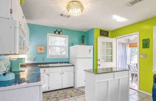 Savannah Cottage | Family friendly cottage w/ POOL! <20min drive to downtown or beach! Pet friendly