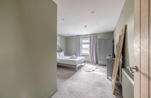 Windsor House | FAMILY FRIENDLY ESCAPE IN ETON, COUNTRYSIDE VIEWS with Hot Tub