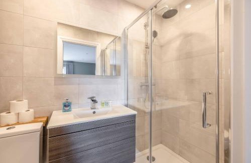 Windsor House | FAMILY FRIENDLY ESCAPE IN ETON, COUNTRYSIDE VIEWS with Hot Tub