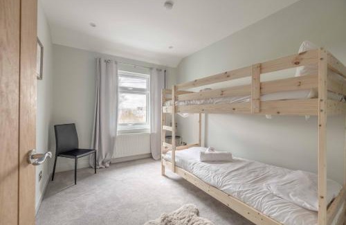 Windsor House | FAMILY FRIENDLY ESCAPE IN ETON, COUNTRYSIDE VIEWS with Hot Tub