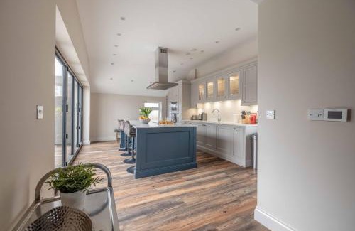 Windsor House | FAMILY FRIENDLY ESCAPE IN ETON, COUNTRYSIDE VIEWS with Hot Tub