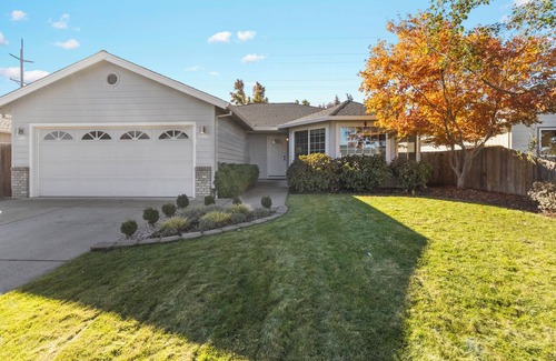 Central Point House | Family Friendly Great Location Inviting and Comfortable Lovely Clean Home