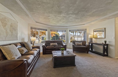 Central Point House | Family Friendly Great Location Inviting and Comfortable Lovely Clean Home