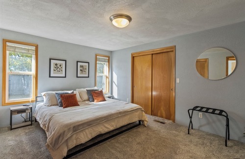 Central Point House | Family Friendly Great Location Inviting and Comfortable Lovely Clean Home