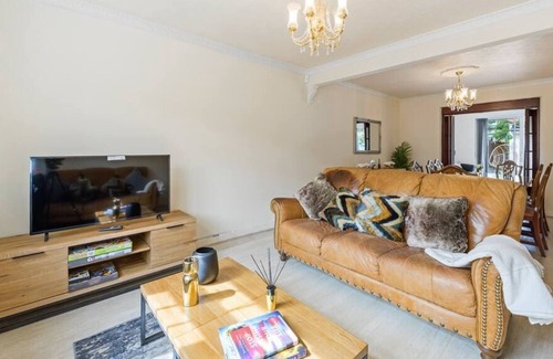 Clapton House | Family-Friendly Oasis: 6BR Home w/Gym and Garden
