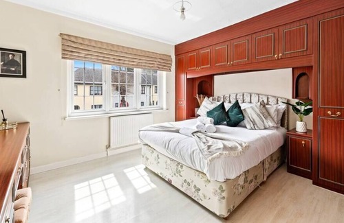 Clapton House | Family-Friendly Oasis: 6BR Home w/Gym and Garden