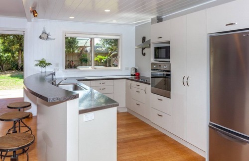 Matarangi House | Family friendly & great outdoor space. Close to beach & golf course.