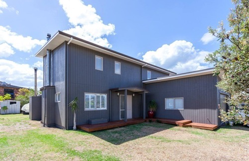 Matarangi House | Family friendly & great outdoor space. Close to beach & golf course.