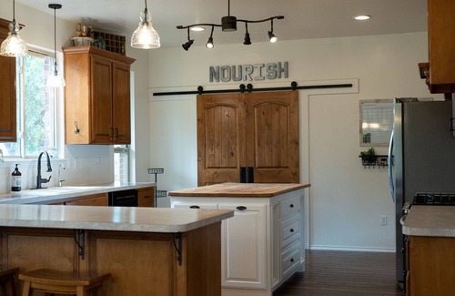 Guthrie House | Family Friendly Haven on 10 Acres